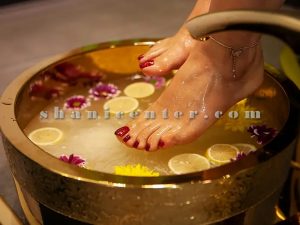 پدیکور تخصصی به همراه کفسابی با کوکتل و پدی ژل
